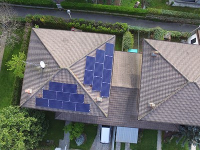 Fotovoltaico 6 kW con batteria da 15 kWh Fotovoltaico 6 kW con batteria da 15 kWh