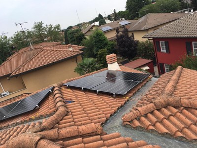 Fotovoltaico 4 kW con Batteria 5 kWh Fotovoltaico 4 kW con Batteria 5 kWh