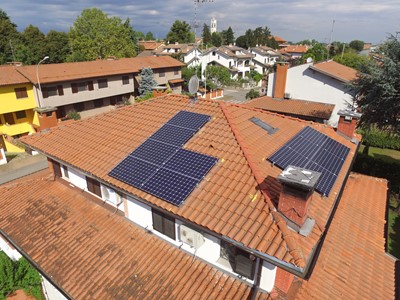 Fotovoltaico 4 kW con Batteria 5 kWh Fotovoltaico 4 kW con Batteria 5 kWh