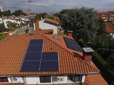 Fotovoltaico 4 kW con Batteria 5 kWh Fotovoltaico 4 kW con Batteria 5 kWh