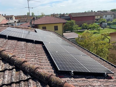 Impianto fotovoltaico 6 kW con accumulatore da 10 kWh Impianto fotovoltaico 6 kW con accumulatore da 10 kWh