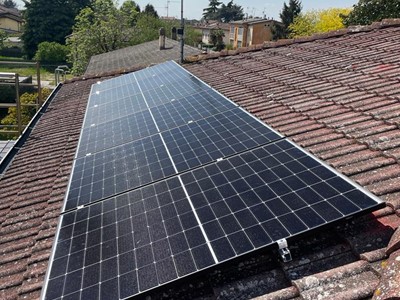 Impianto fotovoltaico 6 kW con accumulatore da 10 kWh Impianto fotovoltaico 6 kW con accumulatore da 10 kWh